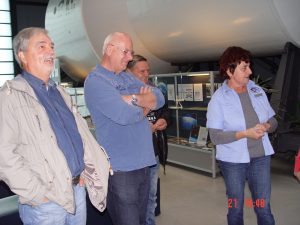 21.10.2016, Morgenröthe Rautenkranz,Information durch die Ausstellungsleitung am Simulator Modul der MIR 21.10.2016Die Teilnehmer nehmen interessiert die Ausführungen zur Kenntnis 21.10.2016Erläuterungen im Simulator Modul der MIR