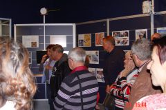 21.10.2016, Morgenröthe Rautenkranz,Information durch die Ausstellungsleitung am Simulator Modul der MIR Die Teilnehmer nehmen interessiert die Ausführungen zur Kenntnis 21.10.2016, Morgenröthe Rautenkranz,Information durch die Ausstellungsleitung am Simulator Modul der MIR Die Teilnehmer nehmen interessiert die Ausführungen zur Kenntnis