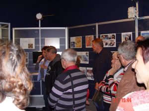 21.10.2016, Morgenröthe Rautenkranz,Information durch die Ausstellungsleitung am Simulator Modul der MIR Die Teilnehmer nehmen interessiert die Ausführungen zur Kenntnis