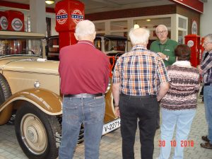 30.10.2018Besuch im August Horch Museum ZwickauTeilnehmer erhalten Erläuterungen aus erster Hand.