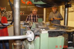30.10.2018Besuch im August Horch Museum ZwickauMitglieder der sKERH Chemnitz an der Karosseriepresse. 30.10.2018Besuch im August Horch Museum ZwickauMitglieder der sKERH Chemnitz an der Karosseriepresse.