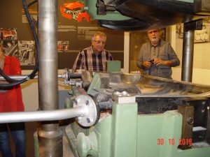 30.10.2018Besuch im August Horch Museum ZwickauMitglieder der sKERH Chemnitz an der Karosseriepresse.