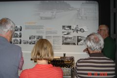 30.10.2018Besuch im August Horch Museum ZwickauErläuterungen an der Dokumentationstafel zum selber Lesen "Autounion im Rennsport". 30.10.2018Besuch im August Horch Museum ZwickauErläuterungen an der Dokumentationstafel zum selber Lesen "Autounion im Rennsport".