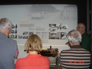 30.10.2018Besuch im August Horch Museum ZwickauErläuterungen an der Dokumentationstafel zum selber Lesen "Autounion im Rennsport".