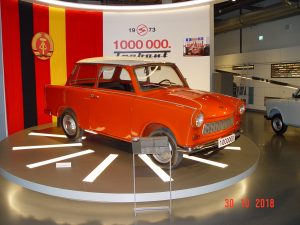 30.10.2018Besuch im August Horch Museum ZwickauDer 1000000 Trabant in der Fertigung 1999 auf dem Ehrenplatz.