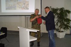 12.09.2019Solaristurm ChemnitzTagung auf StandortebeneHauptmann d.R. Thomas Viertel bedankt sich bei Major d.R. Michael Hentschel, Karriereberater. 12.09.2019Solaristurm ChemnitzTagung auf StandortebeneHauptmann d.R. Thomas Viertel bedankt sich bei Major d.R. Michael Hentschel, Karriereberater.