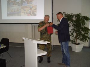 12.09.2019Solaristurm ChemnitzTagung auf StandortebeneHauptmann d.R. Thomas Viertel bedankt sich bei Major d.R. Michael Hentschel, Karriereberater.