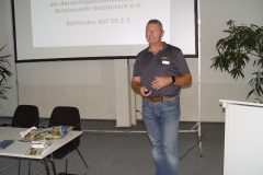 12.09.2019Solaristurm ChemnitzTagung auf Standortebene OStFw Volker Hass, stv. Bereichsgeschäftsführer Ost vom Bundeswehrsozialwerk bei seiner Präsentation"Vorstellung des Leistungsspektrums des Bundeswehrsozialwerkes". 12.09.2019Solaristurm ChemnitzTagung auf Standortebene OStFw Volker Hass, stv. Bereichsgeschäftsführer Ost vom Bundeswehrsozialwerk bei seiner Präsentation"Vorstellung des Leistungsspektrums des Bundeswehrsozialwerkes".