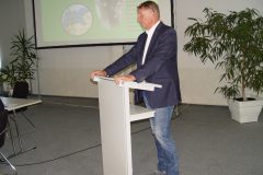 12.09.2019Solaristurm ChemnitzTagung auf StandortebeneDer Vorsitzende der sKERH Chemnitz bei der Eröffnung des Vortrags des Oberst a.D. Bernd Biedermann zum Thema:"Militärattachés als strategische Aufklärer und Repräsentanten ihrer Armee". 12.09.2019Solaristurm ChemnitzTagung auf StandortebeneDer Vorsitzende der sKERH Chemnitz bei der Eröffnung des Vortrags des Oberst a.D. Bernd Biedermann zum Thema:"Militärattachés als strategische Aufklärer und Repräsentanten ihrer Armee".