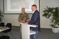 12.09.2019Solaristurm ChemnitzTagung auf StandortebeneBeginn des internen Teils nur für Mitglieder des DBwVzum Thema: Gewinnung von Freiwilligen für den Dienst in der BundeswehrReferent OTL d.R. Michael Hentschel, Leiter Karrierecenter Chemnitz der Bundeswehr. 12.09.2019Solaristurm ChemnitzTagung auf StandortebeneBeginn des internen Teils nur für Mitglieder des DBwVzum Thema: Gewinnung von Freiwilligen für den Dienst in der BundeswehrReferent OTL d.R. Michael Hentschel, Leiter Karrierecenter Chemnitz der Bundeswehr.