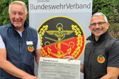 24.08.2024, Gleina
Familientag der Truka Gleina und der KERH Chemnitz,
hier die Vorsitzenden der Truka Gleina und KERH Chemnitz bei der Spendenpräsentation 24.08.2024, Gleina
Familientag der Truka Gleina und der KERH Chemnitz,
hier die Vorsitzenden der Truka Gleina und KERH Chemnitz bei der Spendenpräsentation